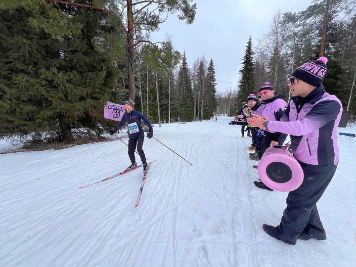 Vantaalaisen Downtown 65 -seurueen näkyvä ja kuuluva kannustus ilahdutti ladun varrella.