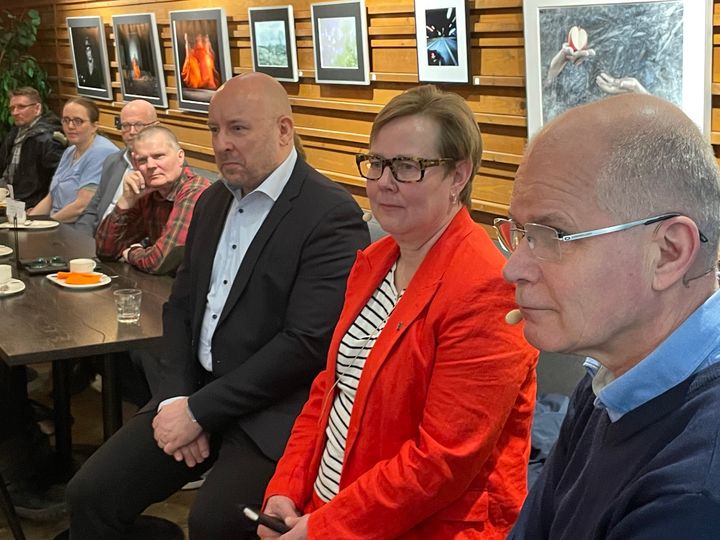 Jarmo Lindberg (oikealla), Pia-Riitta Korvenheimo ja Petteri Koskinen osallistuivat Rauhassa & Valppaana -keskusteluun Oulussa lauantaina.
