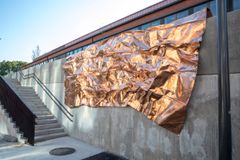 Julkista taidetta Väre-rakennuksen ja Kauppakorkeakoulun vieressä. Gloria Lauterbach: Kreutzstrasse (2018)