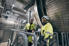 Iiro Tiilikanen ja Laura Luukkonen Joensuu Biocoalin tuotantolaitoksella.