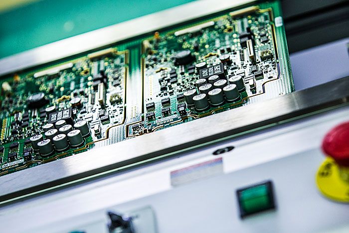 Elektroniikan valmistusta Scanfilin tehtaalla