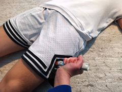 Nuori poika makaa maassa. Aikuisen kädessä adrenaliini-injektori, jolla hän pistää pojan reiteen adrenaliinia.