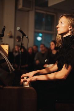 Anni Kiviniemi soittaa pianoa yleisön edessä