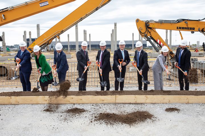 Symbolic groundbreaking ceremony for a new battery production facility in Romania: people standing in the picture with the shovels on their hands from the left: Michael Traub, STIHL Executive Board Chairman, Alina Silaghi, General Director ADLO, Florin Birta, Mayor of Oradea City, Dr. Nikolas Stihl, Chairman of the STIHL Advisory Board, Martin Schwarz, STIHL Executive Board Member Manufacturing und (and) Materials, Dr. Michael Prochaska, STIHL Executive Board Member Human Resources and Legal Affairs, Dr. Robert Feulner, Managing Director ANDREAS STIHL POWER TOOLS S.R.L. Romania, Noemi Straub, Vice President Finance, Legal & IT, Administrator ANDREAS STIHL POWER TOOLS S.R.L. Romania and Attila Puskás, Contracting Director Kész Romania.