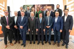 The ground-breaking ceremony for the STIHL battery production facility in Oradea was attended by: (back from left) Mihai Jurca, City Manager of Oradea, Florin Birta, Mayor of Oradea, Noemi Straub, Head of Finance, Human Resources Legal and IT at ANDREAS STIHL POWER TOOLS S.R.L. Romania, Alina Silaghi, General Director ADLO, Dr. Robert Feulner, Managing Director ANDREAS STIHL POWER TOOLS S.R.L. Romania, Hubert Kieweg, STIHL Facility Planning, Attila Puskás, Contracting Director Kész Romania. (front from left) Martin Schwarz, STIHL Executive Board Member Manufacturing and Materials, Dr. Michael Prochaska, STIHL Executive Board Member Human Resources and Legal Affairs, Michael Traub, STIHL Chairman of the Executive Board, Dr. Nikolas Stihl, Chairman of the STIHL Advisory Board, Florin Spătaru, State Counsellor on behalf of the Prime Minister of Romania, Dr. Peer Gebauer, German Ambassador to Romania, Ilie Bolojan, President of the Bihor County Council with the county town of Oradea, Sebastian Metz, President of AHK Romania.