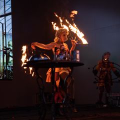 Fire Ladyn tulishow värisyttää Karmivan karnevaalin pimenevässä illassa.