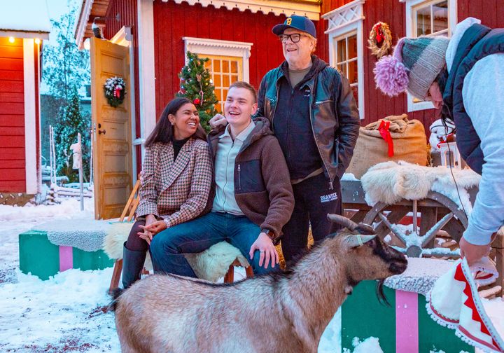 Teija Jokinen (oik.) ohjasi Jemma-vuohta poseeraamaan Joulukalenterin ihmisnäyttelijöiden, Isadora Brownin (vas.), Topi Kanervan ja Heikki Silvennoisen kanssa Joulukalenterin mediatilaisuudessa.