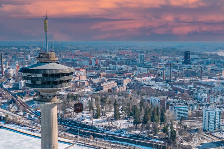 Köysirata Näsinneulan ulkoilmatasanteen ja Tornin välille avautuu vuoden päästä 1.4.2025. Havainnekuva.