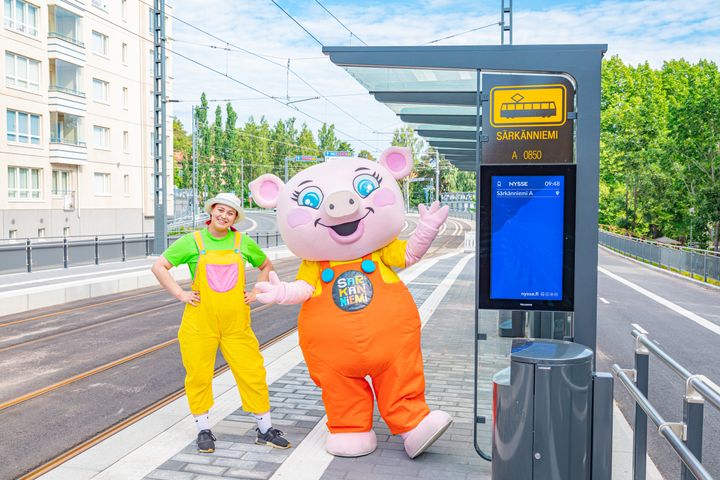 Särkänniemi-niminen ratikkapysäkki löytyy lyhyen kävelymatkan päästä huvipuistosta.