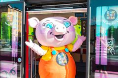 Pouta Possu pääsi viime kesänä Särkänniemi-teipatun Possujuna-ratikan kyytiin.