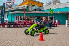 Särkänniemen viestintäkoordinaattori Marianna Penttilä kokeilee polkuautoa Säbäkipinässä.