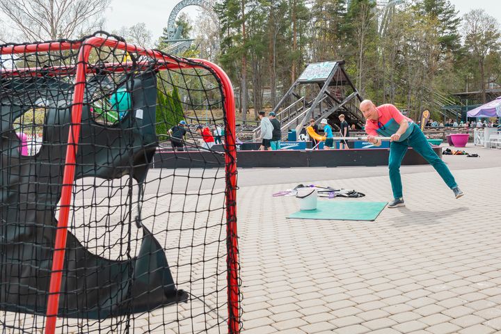 Särkänniemen toimitusjohtaja Miikka Seppälä näytti mallia Säbäkipinän tarkkuuslaukauspisteellä 14.5.2024.