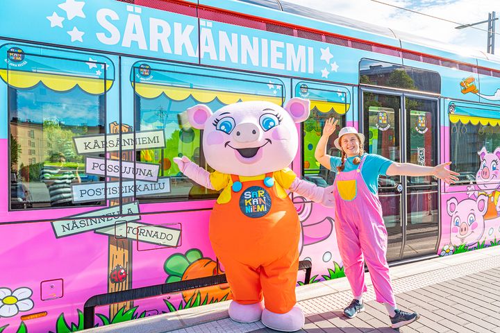 Päiväkohtaiset Särkänniemi-rannekkeet sisältävät matkat Nyssen busseilla ja ratikoilla koko kesän ajan. Särkänniemen kupeeseen pääsee muun muassa ratikalla.