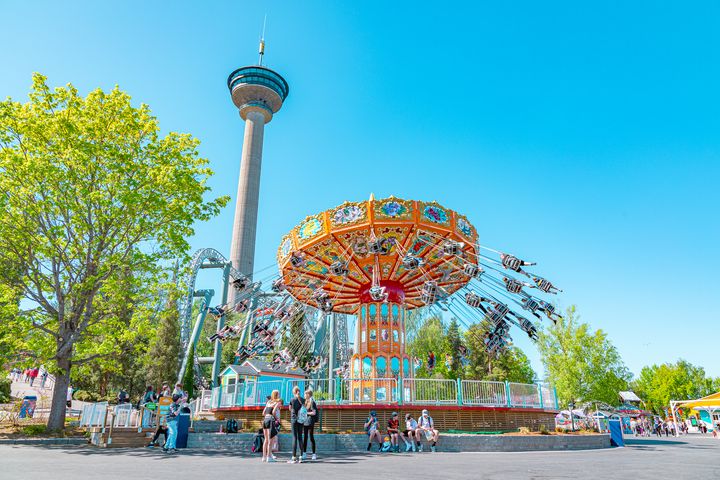 Särkänniemen huvipuistossa on tapahtunut uudistuksia kesäkaudeksi 2024. Monipuolisuus lisääntyy, kun Särkänniemi-rannekkeella pääsee 8.6.2024 alkaen myös Sara Hildénin taidemuseoon.