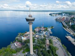 Näsinneulan näkötorni ja huvipuisto Särkänniemessä järven rannalla.