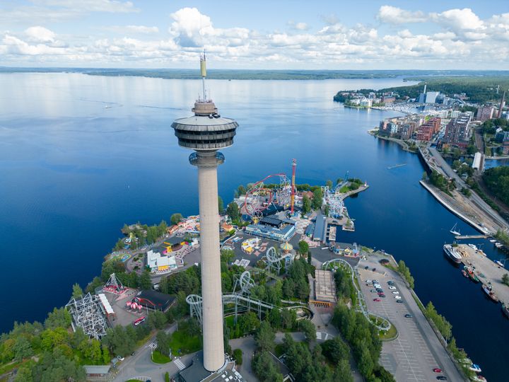 Ilmakuva Näsinneulasta, ympärillä Särkänniemen huvipuisto ja järvimaisema.
