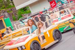 Kuva Drifti-huvipuistolaitteesta Särkänniemessä, jossa perheet ajavat värikkäissä autoissa.