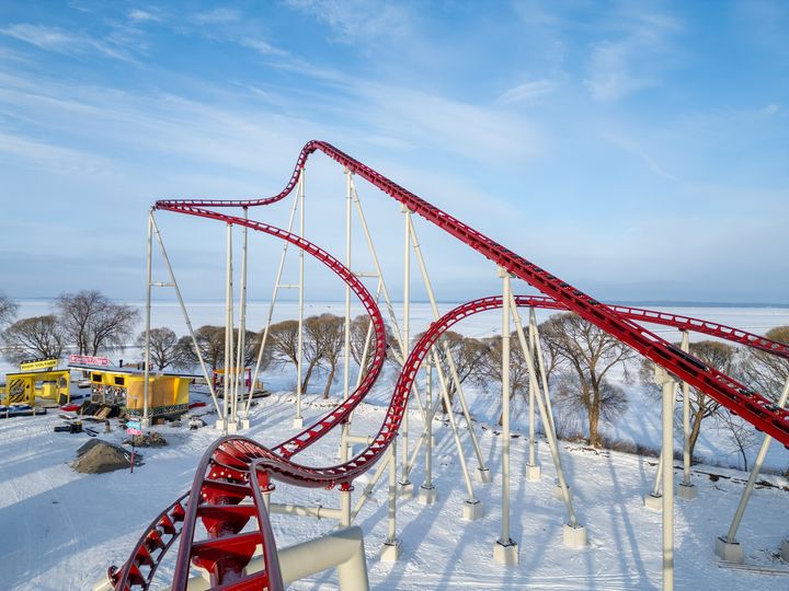 Punainen vuoristorata talvisessa ympäristössä.