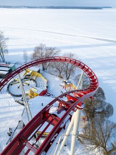 Vuoristorata talvimaisemassa Särkänniemellä.