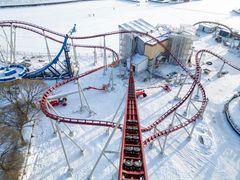 Punainen vuoristorata lumisessa Särkänniemen huvipuistossa talvella.