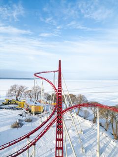 Punainen vuoristorata lumisessa maisemassa Särkänniemessä helmikuussa 2026.