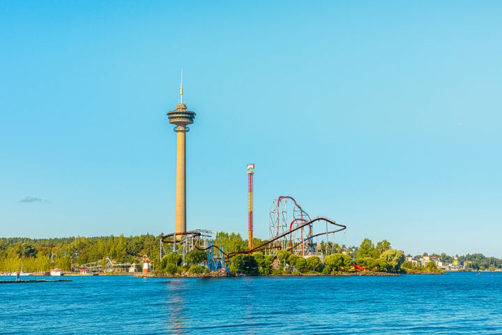 Särkänniemen huvipuiston siluetti, jossa näkyy Näsinneula ja vuoristoratoja veden äärellä.