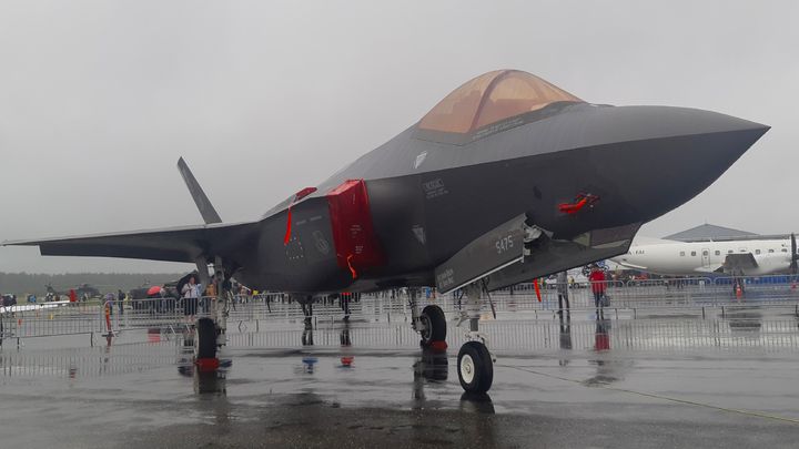 Kuva: F-35 -hävittäjä lentokentällä pilvisenä päivänä.