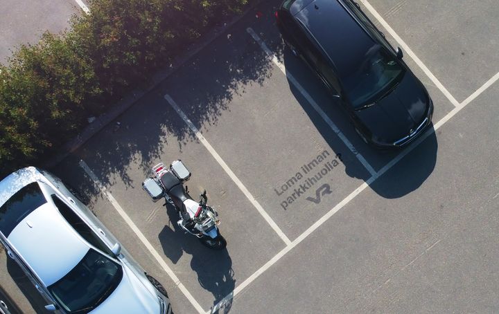 VR pesi parkkipaikkoihin viestejä autoilijoille