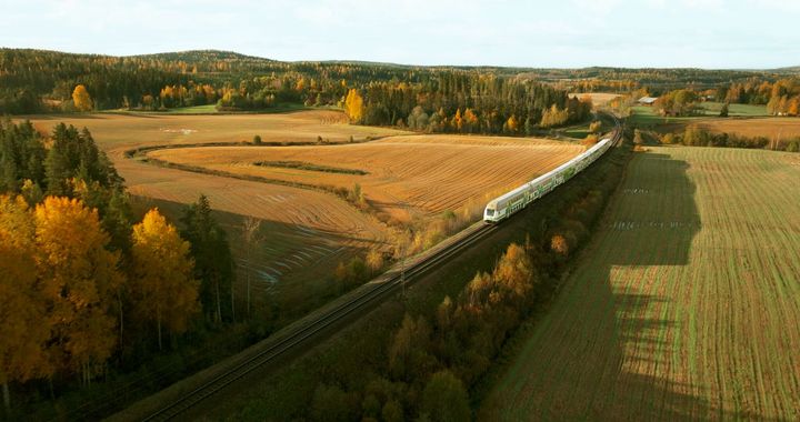InterCity-juna suomalaisessa maisemassa