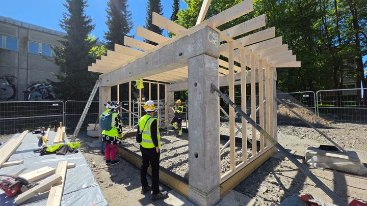 Näyttelypaviljonki rakennusvaiheessa