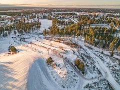 Lyhyillä reiteillä tunnelma tiivistyy. Kuva Suomen pienimmästä laskettelukeskuksesta Kempeleen Köykkyristä ja NUTS Köykkyri -tapahtumasta.