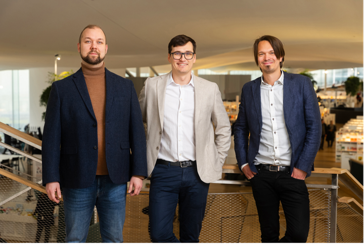 Kuvassa vasemmalta: Themon myyntijohtaja Joonas Rantala, toimitusjohtaja Madis Uuemaa ja talousjohtaja Markus Perkkiö.