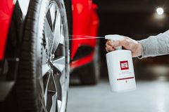 Autoglym Advanced All Wheel Cleaner 1-litrainen suihkepullo sopii käytettäväksi pienemmille pinnoille
