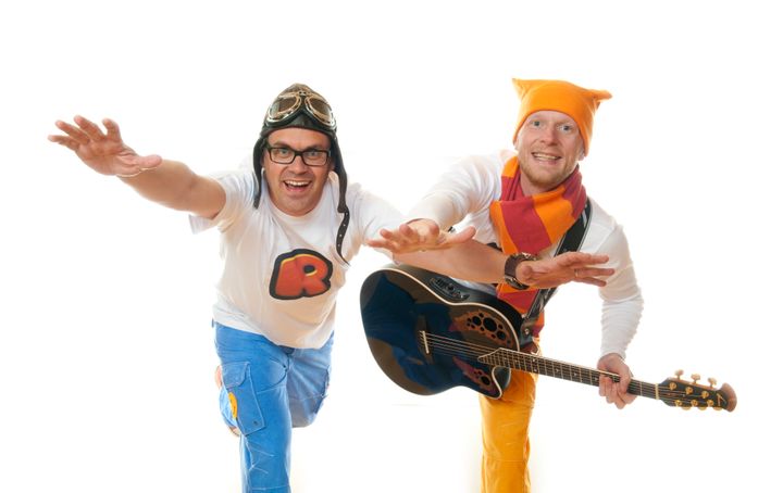 Robin Rekku & Jekkuorkesterin takana olevat tulisielut ovat Tomas Järvinen (Robin Rekku) ja Henrik Strang (Bob Katti).