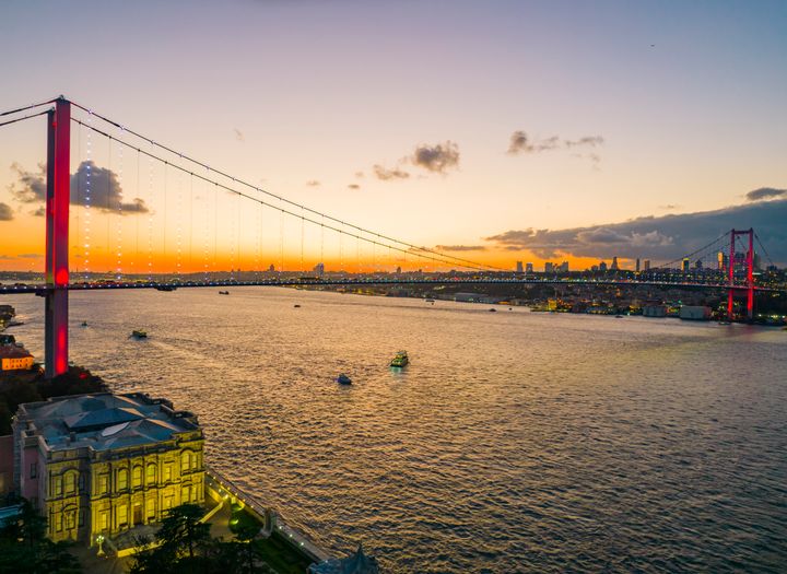 Auringonlasku Istanbulin Bosphorus-salmen yllä
