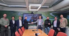 Danfoss Editron Oy ja Lappeenrannan Yritystila Oy solmivat sopimuksen. Vasemmalla kättelevät Nikola Bojic (oik.), Vice President Danfoss Editron, ja Tuomo Sallinen (vas.), Lappeenrannan kaupunginjohtaja. Ja oikealla kättelevät Giuliano Facchini (oik.), johtaja Danfoss Editron Oy ja Lassi Nurmi (vas.), Projektipäällikko Lappeenrannan Yritystila Oy.