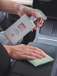 Auton sisätilojen puhdistusta