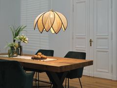 Rottinkiset, terälehdistä inspiroituneella muotoilulla viimeistellyt Decor Rattan Lotus -valaisimet luovat kotiin pehmeää valoa