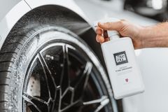 Instant Tyre Dressing antaa renkaiden kyljille viimeistellyn ilmeen.