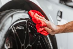 Autoglymin Finishing Cloth on kätevä mikrokuituliina myös renkaiden ja vanteiden puhdistuksessa.