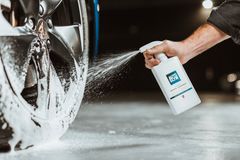 Autoglymin Custom Wheel Cleaner on hellävarainen vaihtoehto vanteiden puhdistukseen.