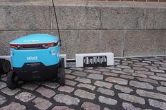 Starship Technologiesin kuljetusrobotti ja latausasema
