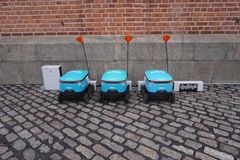 Starship Technologiesin robotteja latauksessa Helsingin Hakaniementorin laidalla