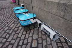 Starship Technologiesin robotteja latauksessa Helsingin Hakaniementorin laidalla