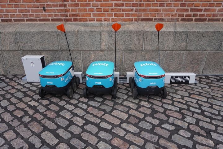 Starship Technologiesin robotteja latauksessa Helsingin Hakaniementorin laidalla.