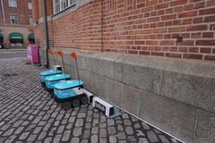 Starship Technologiesin robotteja latauksessa Helsingin Hakaniementorin laidalla