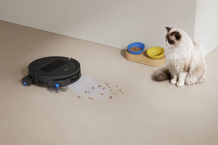 DEEBOT T90 MAX PRO OMNI -siivousrobotti siivoaa kissankarvat ja lattialle levinneet kuivaruoat.