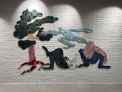 Ninni Luhtasaari (s. 1987): Harhailevat ajatukset (Ajatus karkaa), 2023. 350 cm x 240 cm, lasitettu keramiikka. Kuva: Miina Pohjolainen / Public Art Agency Finland. Harhailevat ajatukset on viidestä suurikokoisesta keraamisesta reliefistä muodostuva teoskokonaisuus, joka levittäytyy ympäri Lamminrahkan koulukeskusta. Kokonaisuuteen kuuluvat Ajatus karkaa -reliefin lisäksi Kukkasyleily, Lohdutus, Solmussa ja Köynnöstäjä. Viiden suurikokoisen reliefin lisäksi koulukeskuksen tiloihin on kätketty 18 pientä uniikkia hahmoa. Luhtasaaren teosten teemat nivoutuvat tiiviisti luonnonläheisyyteen sekä nuoruuden haasteisiin ja haaveisiin.