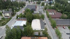 Purettavia rakennuksia näkyy kuvassa etualalla Finnentien ja Ellintien välissä. K-supermarket ja sen pysäköintialue näkyvät taaempana.