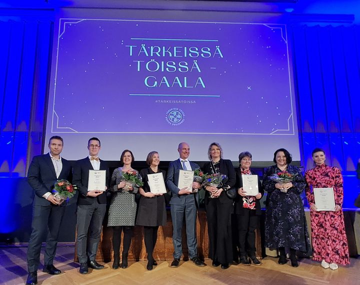 Kuvassa: Kangasalan palkintojen vastaanottajat kokoontuivat yhteen juhlimaan voittoja. Pekka Tiitu (vasemmalla), Jarkko Liuha, Mari Sandström, Katri Jaakkola, Henri Sihvonen, Marjo Jäärni, Marja Mattila, Marjaana Rosenqvist ja Heli Lintulahti.